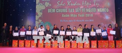 Trao quà cho các hộ nghèo. Ảnh: Nguyễn Thị Chinh-TTXVN Trao quà cho các hộ nghèo. Ảnh: Nguyễn Thị Chinh-TTXVN