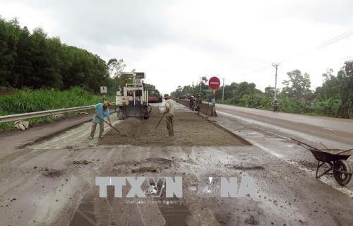 Tuyến đường quốc lộ 1A đoạn đi qua tỉnh Bình Định bị hư hỏng nặng đang được khắc phục, sửa chữa. Ảnh: Quốc Dũng - TTXVN Tuyến đường quốc lộ 1A đoạn đi qua tỉnh Bình Định bị hư hỏng nặng đang được khắc phục, sửa chữa. Ảnh: Quốc Dũng - TTXVN