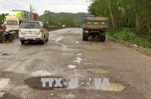 Tuyến đường quốc lộ 1A đoạn đi qua tỉnh Bình Định bị hư hỏng nặng cần khắc phục, sửa chữa. Ảnh: Quốc Dũng - TTXVN Tuyến đường quốc lộ 1A đoạn đi qua tỉnh Bình Định bị hư hỏng nặng cần khắc phục, sửa chữa. Ảnh: Quốc Dũng - TTXVN