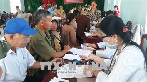 Khám chữa bệnh miễn phí cho người dân thị xã Đồng Xoài. Ảnh: K GỬIH –TTXVN Khám chữa bệnh miễn phí cho người dân thị xã Đồng Xoài. Ảnh: K GỬIH –TTXVN