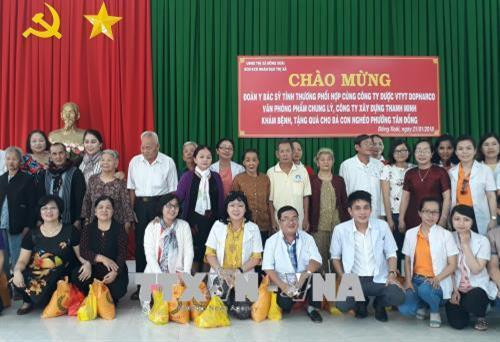 Tặng quà cho các đối tượng là người nghèo, gia đình chính sách ở thị xã Đồng Xoài. Ảnh: K GỬIH –TTXVN Tặng quà cho các đối tượng là người nghèo, gia đình chính sách ở thị xã Đồng Xoài. Ảnh: K GỬIH –TTXVN