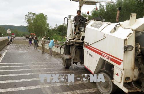 Tuyến đường quốc lộ 1A đoạn đi qua tỉnh Bình Định bị hư hỏng nặng cần khắc phục, sửa chữa. Ảnh: Quốc Dũng - TTXVN Tuyến đường quốc lộ 1A đoạn đi qua tỉnh Bình Định bị hư hỏng nặng cần khắc phục, sửa chữa. Ảnh: Quốc Dũng - TTXVN