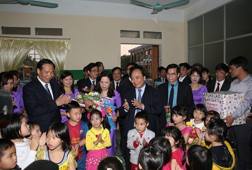 Phó Thủ tướng Nguyễn Xuân Phúc thăm, chúc Tết cô và trò Trường Mầm non xã Hồng Thái (huyện Ninh Giang). Ảnh: Phương Hoa – TTXVN