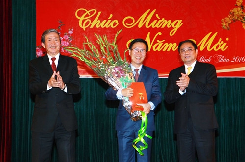 Đồng chí Đinh Thế Huynh (bên trái) và đồng chí Phạm Minh Chính (bên phải) trao Quyết định, tặng hoa chúc mừng đồng chí Võ Văn Thưởng đảm nhiệm cương vị Trưởng Ban Tuyên giáo Trung ương. Ảnh: Doãn Tấn - TTXVN
