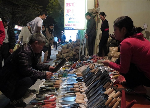 Du khách chọn mua các mặt hàng nông cụ tại chợ Viềng (Nam Định) Du khách chọn mua các mặt hàng nông cụ tại chợ Viềng (Nam Định)