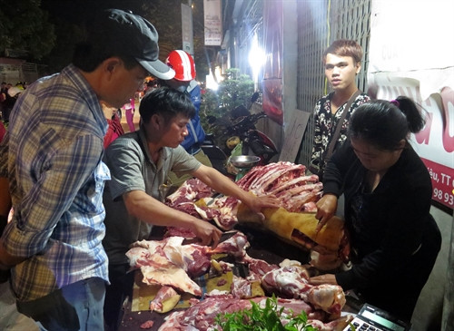 Khách đi chợ Viềng chọn mua thịt bò để lấy may đầu năm mới Khách đi chợ Viềng chọn mua thịt bò để lấy may đầu năm mới