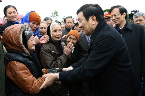 Chủ tịch nước Trương Tấn Sang đánh trống phát động Tết trồng cây Xuân Bính Thân 2016. Ảnh: Nguyễn Khang – TTXVN