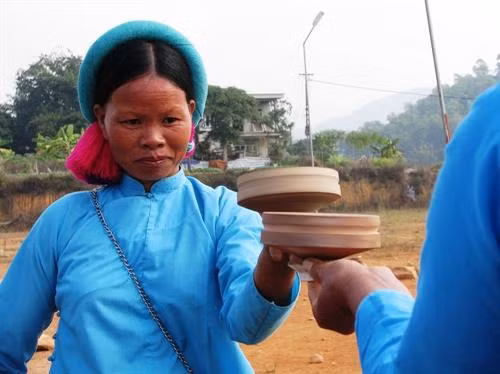 Quanh con quay có rãnh để quấn dây.