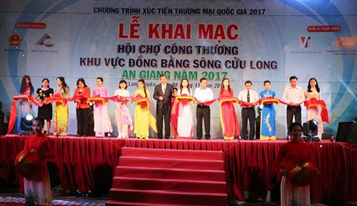 Đại biểu cắt băng khai mạc Hội chợ. Ảnh: Công Mạo-TTXVN Đại biểu cắt băng khai mạc Hội chợ. Ảnh: Công Mạo-TTXVN