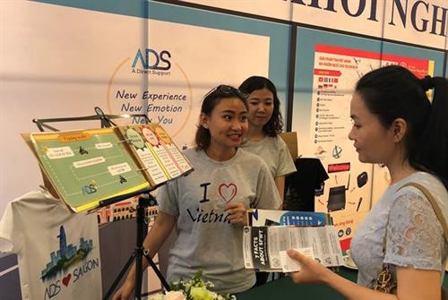 Các bạn trẻ khởi nghiệp tham gia triển lãm tại buổi ký kết. Ảnh: sggp.org.vn