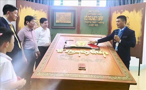 Quyển sách có kích thước “khủng” về chiều dài 2,04m x rộng 1,36m x cao 0,48m, với tổng trọng lượng ước tính hơn 500kg. Bìa sách được làm bằng gỗ gõ đỏ kích thước 2.04m x 1.36m, chân dung Đại tướng Võ Nguyên Giáp trên bìa sách được làm bằng gỗ gõ đỏ, kích thước 0,5m x 0,7m và được dát vàng 24k. Ảnh: Võ Dung-TTXVN Quyển sách có kích thước “khủng” về chiều dài 2,04m x rộng 1,36m x cao 0,48m, với tổng trọng lượng ước tính hơn 500kg. Bìa sách được làm bằng gỗ gõ đỏ kích thước 2.04m x 1.36m, chân dung Đại tướng Võ Nguyên Giáp trên bìa sách được làm bằng gỗ gõ đỏ, kích thước 0,5m x 0,7m và được dát vàng 24k. Ảnh: Võ Dung-TTXVN