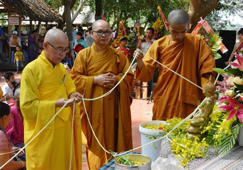 Tiết mục văn nghệ truyền thống của dân tộc Lào. Ảnh: Tuấn Anh – TTXVN Hội té nước trong ngày Tết của dân tộc Lào. Ảnh: Tuấn Anh – TTXVN Hội té nước trong ngày Tết của dân tộc Lào. Ảnh: Tuấn Anh – TTXVN Phong tục đắp tháp cát của dân tộc Lào trong ngày Tết. Ảnh: Tuấn Anh – TTXVN Phong tục buộc chỉ tay trong ngày Tết cầu cho may mắn, hạnh phúc. Ảnh: Tuấn Anh – TTXVN Phong tục buộc chỉ tay trong ngày Tết cầu cho may mắn, hạnh phúc. Ảnh: Tuấn Anh – TTXVN Nghi lễ tắm phật trong ngày Tết. Ảnh: Tuấn Anh – TTXVN Nghi lễ tắm phật trong ngày Tết. Ảnh: Tuấn Anh – TTXVN Nghi Lễ thả hoa đăng, thả những điều không may mắn theo dòng nước. Ảnh: Tuấn Anh – TTXVN Tiết mục văn nghệ truyền thống của dân tộc Lào. Ảnh: Tuấn Anh – TTXVN Hội té nước trong ngày Tết của dân tộc Lào. Ảnh: Tuấn Anh – TTXVN Hội té nước trong ngày Tết của dân tộc Lào. Ảnh: Tuấn Anh – TTXVN Phong tục đắp tháp cát của dân tộc Lào trong ngày Tết. Ảnh: Tuấn Anh – TTXVN Phong tục buộc chỉ tay trong ngày Tết cầu cho may mắn, hạnh phúc. Ảnh: Tuấn Anh – TTXVN Phong tục buộc chỉ tay trong ngày Tết cầu cho may mắn, hạnh phúc. Ảnh: Tuấn Anh – TTXVN Nghi lễ tắm phật trong ngày Tết. Ảnh: Tuấn Anh – TTXVN Nghi lễ tắm phật trong ngày Tết. Ảnh: Tuấn Anh – TTXVN Nghi Lễ thả hoa đăng, thả những điều không may mắn theo dòng nước. Ảnh: Tuấn Anh – TTXVN