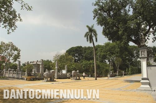 Đền Hát Môn ở xã Hát Môn, huyện Phúc Thọ là di tích lịch sử quốc gia đặc biệt, nơi thờ Hai Bà Trưng, một trong những điểm đến để Phúc Thọ phát triển du lịch tâm linh