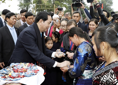 Chủ tịch nước Trần Đại Quang phát kẹo cho các cháu thiếu nhi. Ảnh: Nhan Sáng-TTXVN