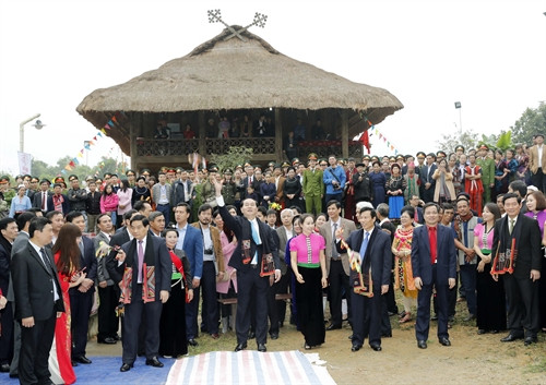Chủ tịch nước Trần Đại Quang cùng bà con các dân tộc chơi trò chơi ném Còn tại làng dân tộc Thái tỉnh Điện Biên. Ảnh: Nhan Sáng-TTXVN