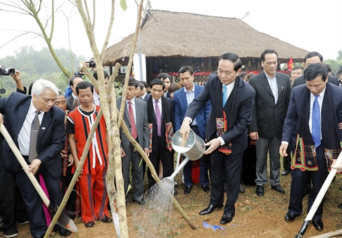 Chủ tịch nước Trần Đại Quang trồng cây tại làng dân tộc Thái tỉnh Điện Biên. Ảnh: Nhan Sáng-TTXVN
