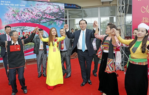 Chủ tịch nước Trần Đại Quang cùng tham gia điệu múa xòe với cộng đồng các dân tộc Việt Nam và bà con kiều bào về dự ngày hội. Ảnh: Nhan Sáng-TTXVN