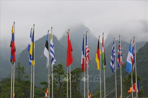 Quần thể chùa có diện tích khoảng 5.100 ha, với gần 1.000 ha hồ nước, 3.000 ha núi đá, rừng tự nhiên… cùng nhiều thung lũng, 3 mặt bao bọc bởi núi, trước là hồ Tam Chúc với 6 quả núi nhỏ. Ảnh: Thành Đạt - TTXVN Ba pho tượng Phật bằng đồng dát đồng đen, mỗi bức nặng 200 tấn đặt giữa trung tâm điện Tam Thế. Ảnh: Thành Đạt – TTXVN Trung tâm Hội nghị quốc tế được xây dựng nổi trên mặt hồ cao 31 m. Ảnh: Thành Đạt – TTXVN Điện Tam thế đã cơ bản hoàn thành. Ảnh: Thành Đạt – TTXVN Quần thể chùa Tam Chúc nhìn từ xa. Ảnh: Thành Đạt – TTXVN Quần thể chùa có diện tích khoảng 5.100 ha, với gần 1.000 ha hồ nước, 3.000 ha núi đá, rừng tự nhiên… cùng nhiều thung lũng, 3 mặt bao bọc bởi núi, trước là hồ Tam Chúc với 6 quả núi nhỏ. Ảnh: Thành Đạt – TTXVN Buổi tập huấn cho các tình nguyện viên phục vụ Đại lễ Vesak 2019. Ảnh: Thành Đạt – TTXVN Cờ của các quốc gia tham dự được treo trang trọng trước thềm Đại lễ Vesak 2019. Ảnh: Thành Đạt – TTXVN Chùa Tam Chúc được xây dựng đặc biệt với 12.000 bức tranh đá miêu tả các sự tích của Đức Phật được những nghệ nhân tạc bằng đá núi lửa ở Indonesia. Ảnh: Thành Đạt - TTXVN Quần thể chùa có diện tích khoảng 5.100 ha, với gần 1.000 ha hồ nước, 3.000 ha núi đá, rừng tự nhiên… cùng nhiều thung lũng, 3 mặt bao bọc bởi núi, trước là hồ Tam Chúc với 6 quả núi nhỏ. Ảnh: Thành Đạt - TTXVN Ba pho tượng Phật bằng đồng dát đồng đen, mỗi bức nặng 200 tấn đặt giữa trung tâm điện Tam Thế. Ảnh: Thành Đạt – TTXVN Trung tâm Hội nghị quốc tế được xây dựng nổi trên mặt hồ cao 31 m. Ảnh: Thành Đạt – TTXVN Điện Tam thế đã cơ bản hoàn thành. Ảnh: Thành Đạt – TTXVN Quần thể chùa Tam Chúc nhìn từ xa. Ảnh: Thành Đạt – TTXVN Quần thể chùa có diện tích khoảng 5.100 ha, với gần 1.000 ha hồ nước, 3.000 ha núi đá, rừng tự nhiên… cùng nhiều thung lũng, 3 mặt bao bọc bởi núi, trước là hồ Tam Chúc với 6 quả núi nhỏ. Ảnh: Thành Đạt – TTXVN Buổi tập huấn cho các tình nguyện viên phục vụ Đại lễ Vesak 2019. Ảnh: Thành Đạt – TTXVN Cờ của các quốc gia tham dự được treo trang trọng trước thềm Đại lễ Vesak 2019. Ảnh: Thành Đạt – TTXVN Chùa Tam Chúc được xây dựng đặc biệt với 12.000 bức tranh đá miêu tả các sự tích của Đức Phật được những nghệ nhân tạc bằng đá núi lửa ở Indonesia. Ảnh: Thành Đạt - TTXVN