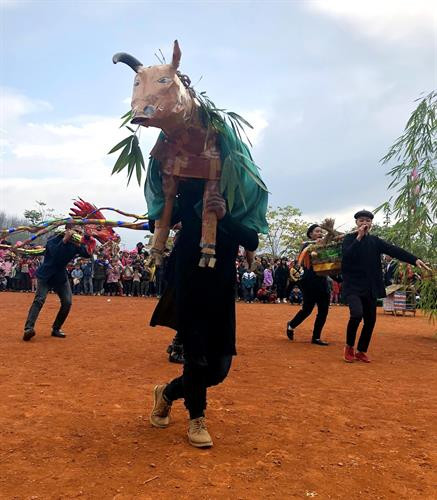 Hình ảnh tượng trưng các vị thần và con vật trong lễ cầu mưa. Ảnh: Đỗ Tuấn Anh Hình ảnh tượng trưng các vị thần và con vật trong lễ cầu mưa. Ảnh: Đỗ Tuấn Anh