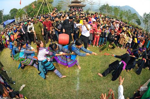 Kéo co ngồi là một trò trình diễn nghi lễ trong hội làng tại đền Quán Thánh, phường Thạch Bàn, quận Long Biên, thành phố Hà Nội Chạy thi lấy nước nấu cơm cùng với chạy cờ, kéo mỏ và vật thờ là 4 trò trình diễn luôn được thực hành mang tính nghi lễ trong hội đền Vua Bà ở Sóc Sơn. Một trận đấu kéo mỏ rất quyết liệt với sự chứng kiến của đông đảo khán giả Kéo song là món ăn tinh thần không thể thiếu của người dân 3 làng Hương Canh, Ngọc Canh và Tiên Canh tỉnh Vĩnh Phúc mỗi khi xuân về. Chân dung các song thủ trong một trận kéo song, họ luôn cống hiến hết sức vì màu cờ sắc áo. Các song thủ đứng hàng đầu ở các đội thường có sức khỏe rất tốt, đạp chân vào cột để giữ thăng bằng và để tăng thêm lực Sợi song bị ghìm, bị kéo qua kéo lại sát lỗ cột đến mức nóng bỏng bốc khói. Do bàn tay bàn chân luôn va chạm vào cột và sợi dây song nên thương tích là điều không tránh khỏi Trận đấu đầy kịch tính diễn ra tại huyện Bắc Hà tỉnh Lào Cai của 2 đội nữ người dân tộc Tày và dân tộc Dao. Các bé thiếu nhi luôn nhiệt tình và rất hứng khởi với trò chơi kéo co ở tỉnh Phú Thọ. Các đồng chí bộ đội tỉnh Đắk Lắk đang tung hết sức mình cùng với bà con trong trận chung kết kéo co Niềm vui của đội kéo co Mạn Đường khi chiến thắng