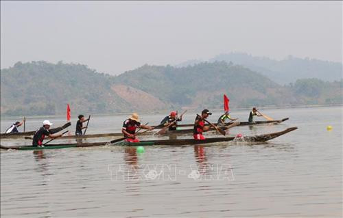 Đua thuyền nội dung 3 vận động viên. Ảnh: Tuấn Anh - TTXVN Đua thuyền nội dung 3 vận động viên. Ảnh: Tuấn Anh - TTXVN