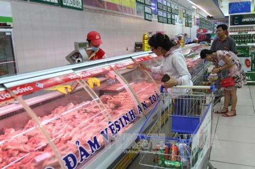 Người tiêu dùng chọn mua thịt heo có truy xuất nguồn gốc tại hệ thống siêu thị Co.op Mart. Ảnh: Thanh Vũ-TTXVN