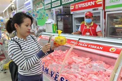 Người tiêu dùng chọn mua thịt heo có truy xuất nguồn gốc tại hệ thống siêu thị Co.op Mart. Ảnh: Thanh Vũ-TTXVN