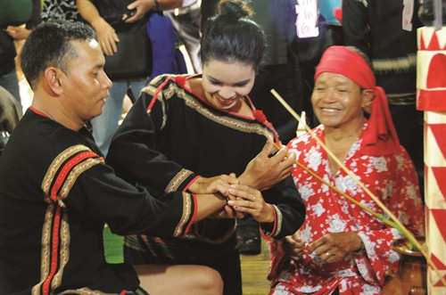 Khách đến chúc mừng gia chủ