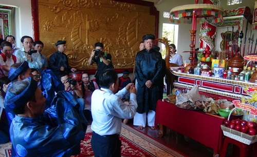 Nghi lễ dâng hương tại lễ hội. Ảnh: Nguyên Lý-TTXVN