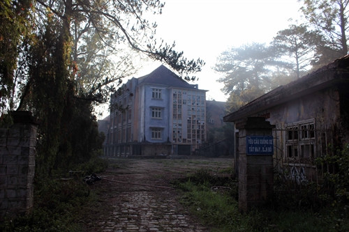 Cổng phụ đi vào khu học tập của Nhà nguyện. Cổng phụ đi vào khu học tập của Nhà nguyện.