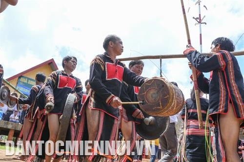 Già làng làm chủ lễ thực hiện các nghi thức cúng lúa mới. Ảnh: Tuấn Anh Ngoài việc cúng thần, cầu mong sức khỏe cho gia đình, người Jrai còn đánh cồng chiêng, vui chơi, ca hát để cùng nhau hưởng thành quả sau quá trình lao động sản xuất ra hạt lúa. Ảnh: Tuấn Anh Già làng làm chủ lễ thực hiện các nghi thức cúng lúa mới. Ảnh: Tuấn Anh Ngoài việc cúng thần, cầu mong sức khỏe cho gia đình, người Jrai còn đánh cồng chiêng, vui chơi, ca hát để cùng nhau hưởng thành quả sau quá trình lao động sản xuất ra hạt lúa. Ảnh: Tuấn Anh