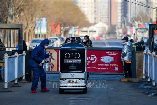 Robot được sử dụng để giao hàng cho người dân ở các khu chung cư trong thời điểm dịch COVID-19 bùng phát tại Hohhot, Khu tự trị Nội Mông, Trung Quốc ngày 14/2/2020. Ảnh: THX/TTXVN Robot được sử dụng để giao hàng cho người dân ở các khu chung cư trong thời điểm dịch COVID-19 bùng phát tại Hohhot, Khu tự trị Nội Mông, Trung Quốc ngày 14/2/2020. Ảnh: THX/TTXVN