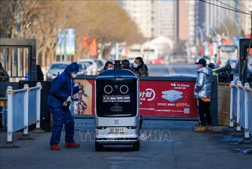 Robot được sử dụng để giao hàng cho người dân ở các khu chung cư trong thời điểm dịch COVID-19 bùng phát tại Hohhot, Khu tự trị Nội Mông, Trung Quốc ngày 14/2/2020. Ảnh: THX/TTXVN