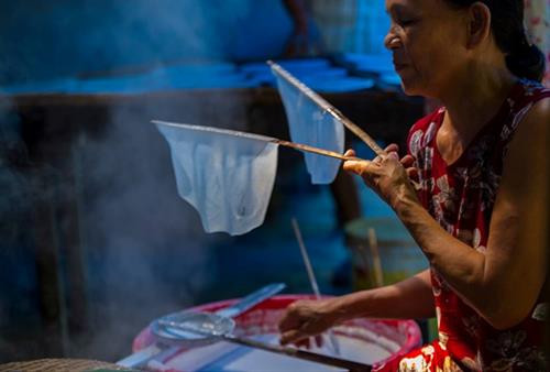 Bánh tráng ra lò còn ướt Bánh tráng ra lò còn ướt