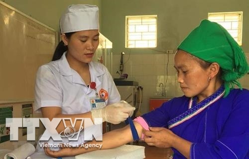 Vàng Thị Hơn, người dân tộc La Chí (Hà Giang) khám bệnh cho đồng bào tại bệnh viện huyện Xín Mần (Hà Giang). Ảnh: TTXVN phát Vàng Thị Hơn, người dân tộc La Chí (Hà Giang) khám bệnh cho đồng bào tại bệnh viện huyện Xín Mần (Hà Giang). Ảnh: TTXVN phát