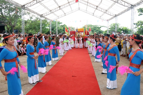 Đông đảo đồng bào địa phương và du khách thưởng thức Nghi thức rước kiệu trang phục Nữ thần Pô Sah Inư được rước lên Tháp Pô Sah Inư.