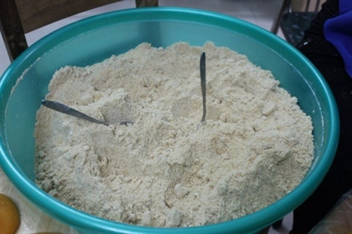 Rang lạc, giã mịn trộn đường kính trắng để làm nhân bánh. Rang lạc, giã mịn trộn đường kính trắng để làm nhân bánh.