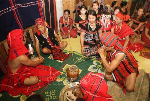 Hai họ ăn mừng tại nhà chú rể. Ảnh: Hồ Cầu-TTXVN Hai họ ăn mừng tại nhà chú rể. Ảnh: Hồ Cầu-TTXVN