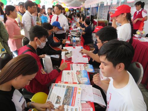 Đông đảo học sinh ở Cần Thơ và các tỉnh Đồng bằng sông Cửu Long tham gia Ngày hội tư vấn tuyển sinh, hướng nghiệp năm 2019. Ảnh: Ánh Tuyết- TTXVN