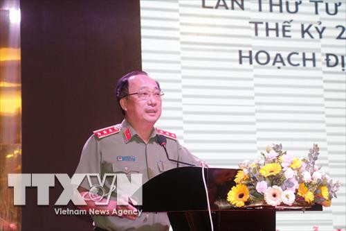 PGS.TS. Nguyễn Văn Thành, Thượng tướng, Thứ trưởng Bộ Công an, Thành viên sáng lập xây dựng chỉ số quản lý đô thị thế giới (ISO 37120) trình bày tham luận. Ảnh: Ngọc Thiện - TTXVN PGS.TS. Nguyễn Văn Thành, Thượng tướng, Thứ trưởng Bộ Công an, Thành viên sáng lập xây dựng chỉ số quản lý đô thị thế giới (ISO 37120) trình bày tham luận. Ảnh: Ngọc Thiện - TTXVN