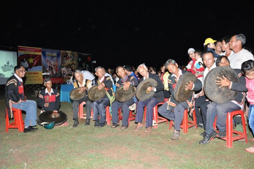 Nghệ nhân cồng chiêng xã Ea Phê (huyện Krông Pắc) biểu diễn trong một dịp lễ hội tại địa phương. Nghệ nhân cồng chiêng xã Ea Phê (huyện Krông Pắc) biểu diễn trong một dịp lễ hội tại địa phương.