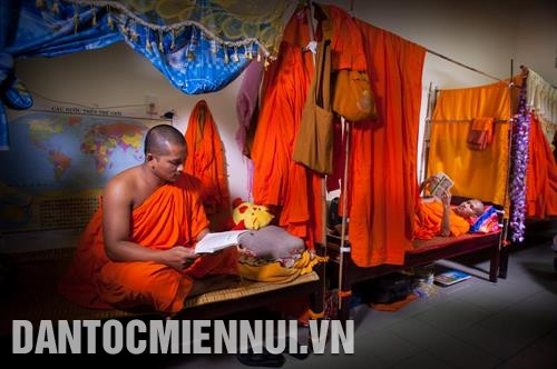 Với thanh thiếu niên Khmer, đi tu là được học chữ, học kinh Phật, học tiếng Pali… để trở thành người tốt cho xã hội. Ảnh: Văn Ngọc Với thanh thiếu niên Khmer, đi tu là được học chữ, học kinh Phật, học tiếng Pali… để trở thành người tốt cho xã hội. Ảnh: Văn Ngọc