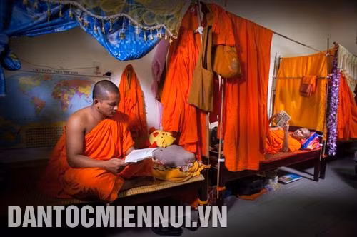 Với thanh thiếu niên Khmer, đi tu là được học chữ, học kinh Phật, học tiếng Pali… để trở thành người tốt cho xã hội. Ảnh: Văn Ngọc