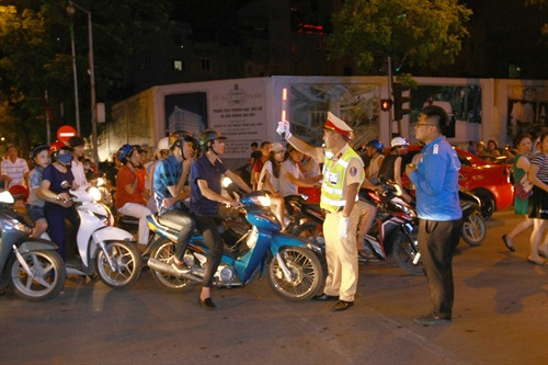 Tối 1/9/2016, Công an thành phố Hà Nội phối hợp với các đơn vị chức năng ra quân làm nhiệm vụ phân luồng giao thông phục vụ tổ chức thí điểm “Không gian đi bộ khu vực Hồ Hoàn Kiếm và phụ cận” từ 19h00’ ngày thứ 6 đến 24h00’ ngày chủ nhật hàng tuần và các ngày Tết, ngày Lễ lớn trong năm.