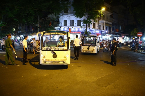 Hệ thống xe điện được phép hoạt động phục vụ người dân di chuyển. Ảnh: TTXVN