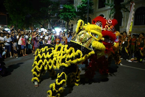 Nhiều hoạt đông văn hóa, văn nghệ diễn ra trong không gian phố đi bô.