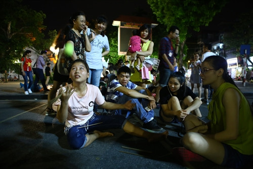 Nhiều bạn trẻ rủ nhau chơi trò chơi dân gian trên tuyến phố đi bộ. Ảnh: TTXVN