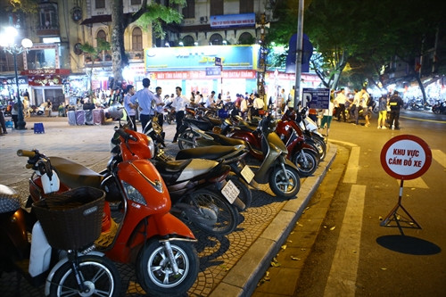 Một số điểm trông xe miễn phí đang được thực hiện thí điểm phục vụ người dân. Ảnh: TTXVN