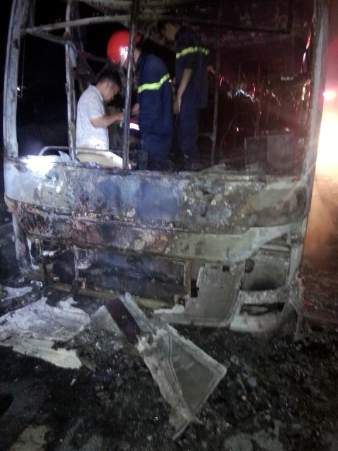 Lực lượng chức năng có mặt tại hiện trường vụ cháy.