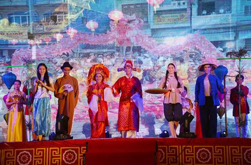 Phần thi trình diễn trang phục dân tộc trong đêm khai mạc của đơn vị Thị xã Vĩnh Châu. Ảnh: Hoài Thu/TTXVN